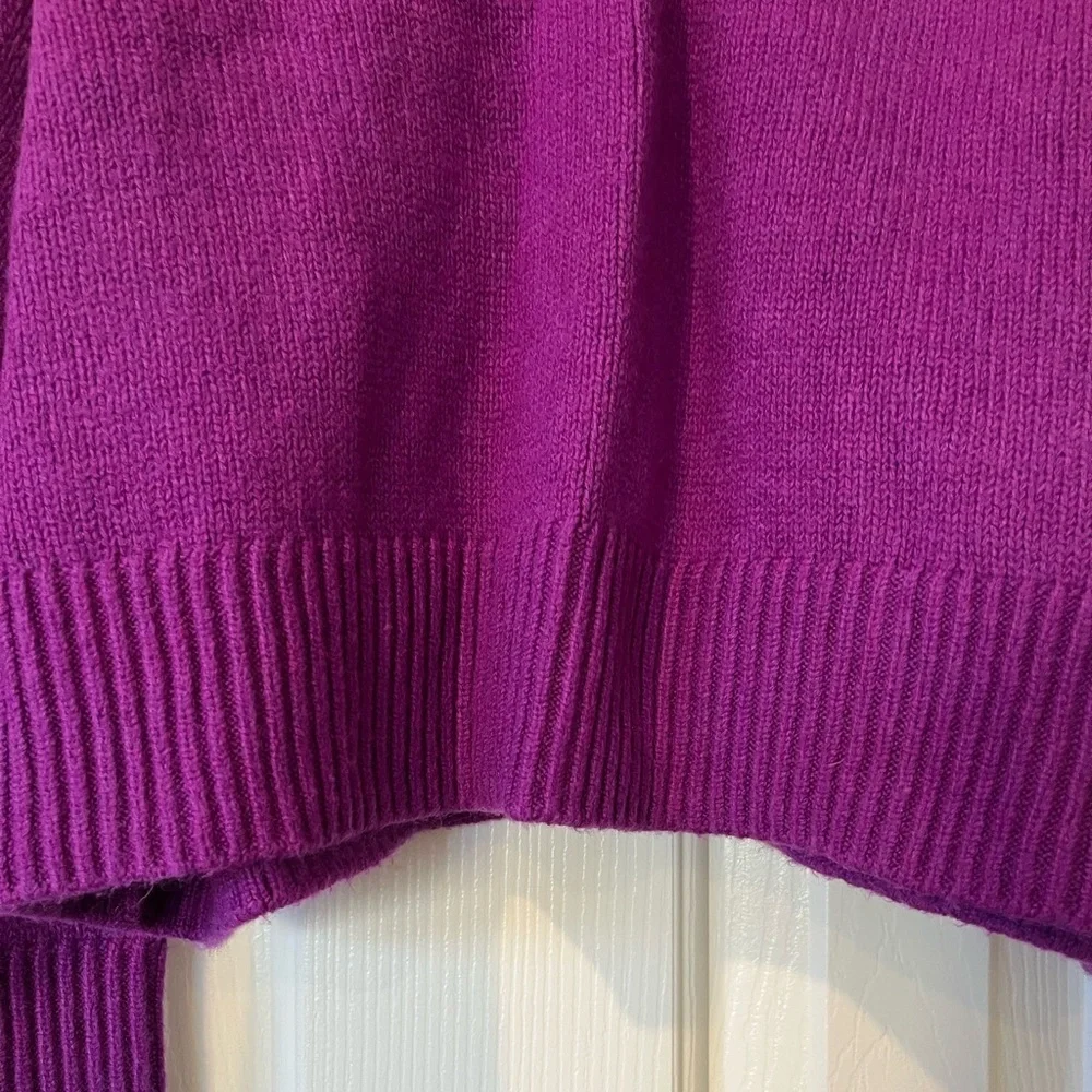 Girls boxy v-neck sweater size M (8-9) by Gap